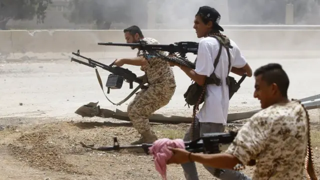 ప్రభుత్వానికి విధేయులైన సైనికులు ఖలీఫా హఫ్తార్ నాయకత్వంంలోని ఎల్‌ఎన్ఏపై పోరాడుతున్నారు