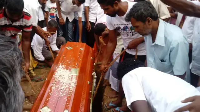 හම්බන්තොට දූෂණය කෙරුණු දැරිය අවසන් ගමන් යයි