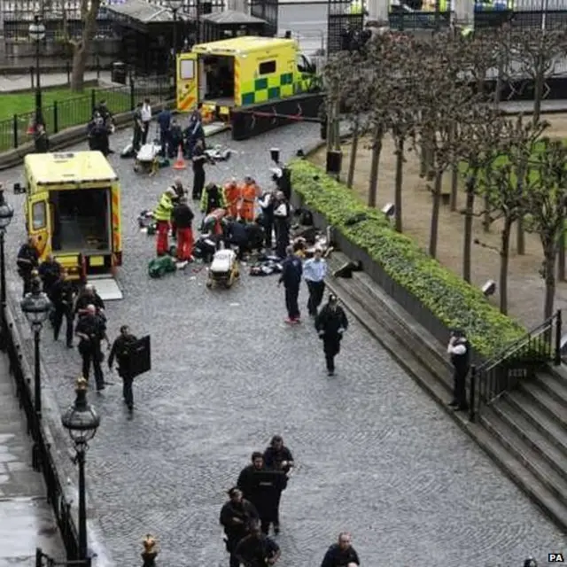 ප්‍රහාරකයාට සහ පොලිසියට ප්‍රතිකාර කරන ගිලන් රථ