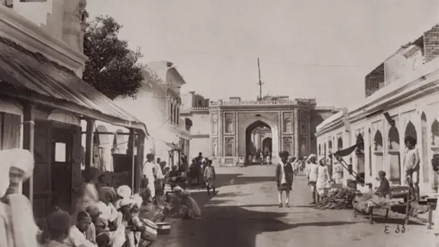 ১৮৭৫-৭৬ এর ছবি।