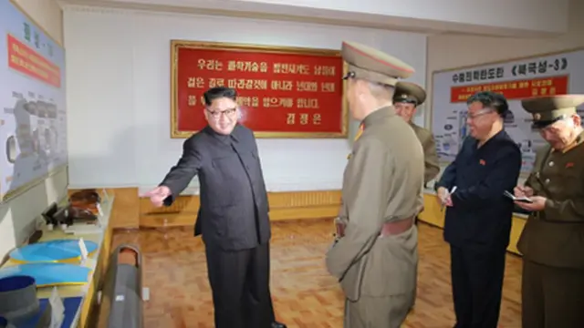 Kim Jong-un é recebido por militares