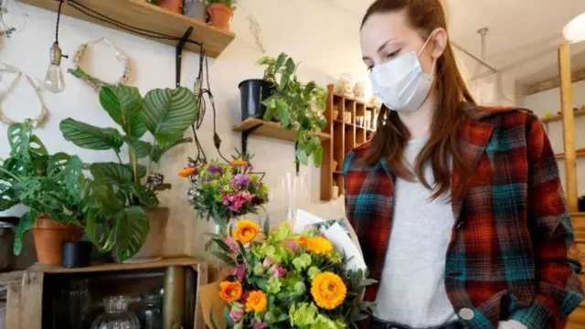 بائعة زهور في باريس