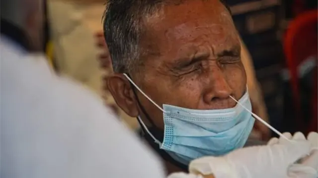 ประชาชนเข้าตรวจหาเชื้อโควิด-19