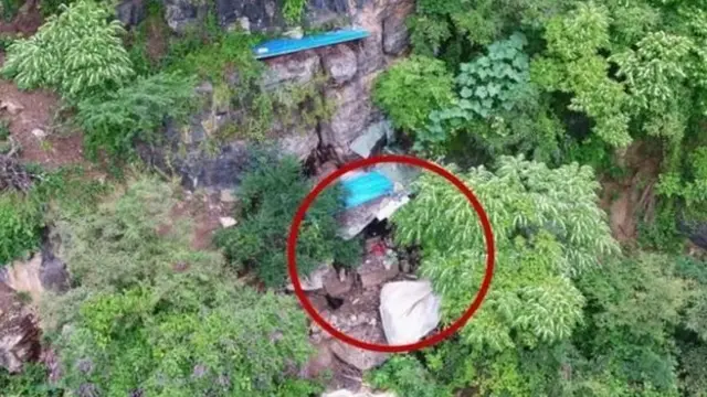 Melalui drone tempat persembunyian di gua kecil dengan drone.