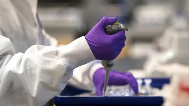 Seynisyahannada caafimaadka ayaa aad ugu mashquulsanaa helitaanka dawada fayraska corona