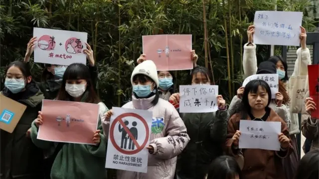 متظاهرون يرفعون لافتات تدعم شيان تسي خارج المحكمة في بكين