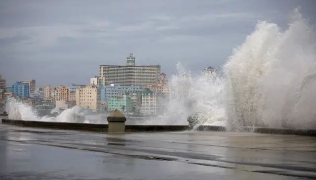 Vista do malecónblaze de apostasHavana com grandes ondas