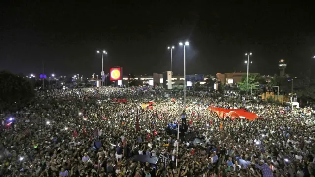 Tatil için bulunduğu Marmaris'ten İstanbul'a dönen cumhurbaşkanını havalimanında büyük bir kalabalık karşıladı.