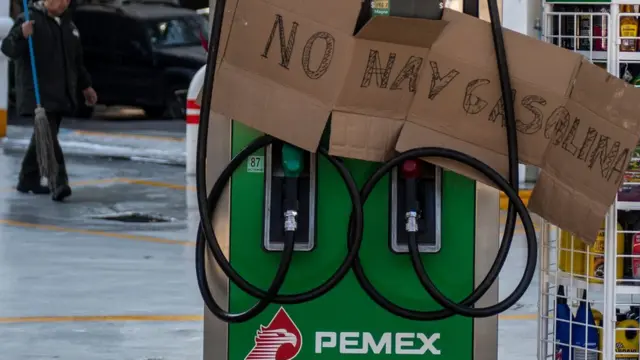 Cartel en una estación que dice "No hay gasolina".