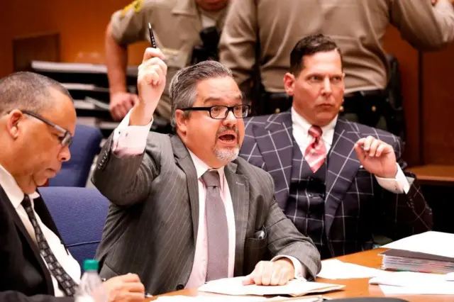 Los abogados de Naasón Joaquín García, Ken Rosenfeld (derecha) y Allen Sawyer (izquierda) en una audiencia de revisión de fianza en el Tribunal Superior de Los Ángeles, California, Estados Unidos, el 15 de julio de 2019.