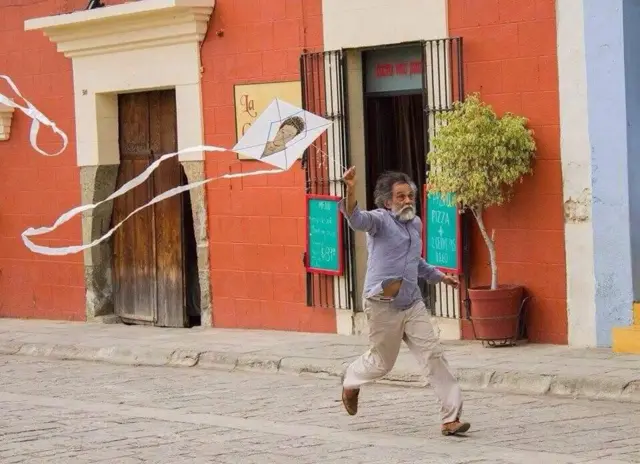 Francisco Toledo vuela un papalote