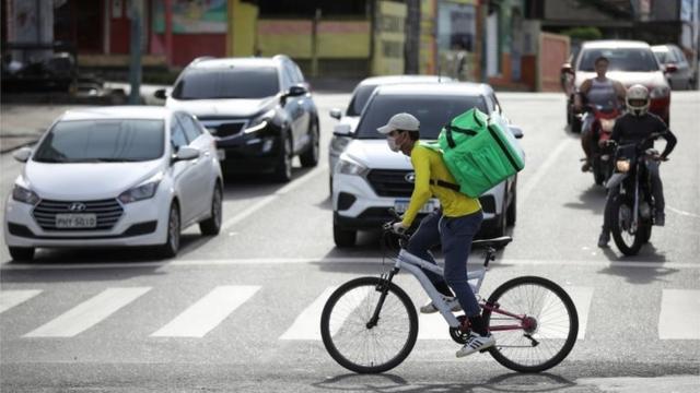 Homem em bicicleta faz entrega em Manaus