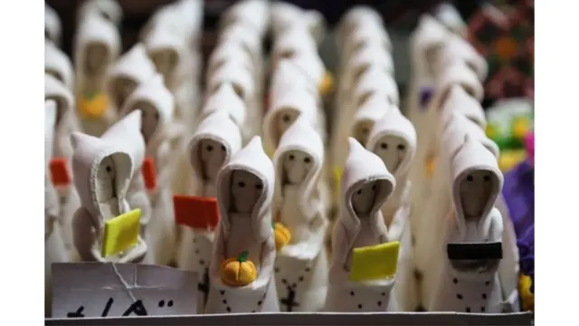 Popüler olanlar sadece kafatasları değil, aynı zamanda hayaletler