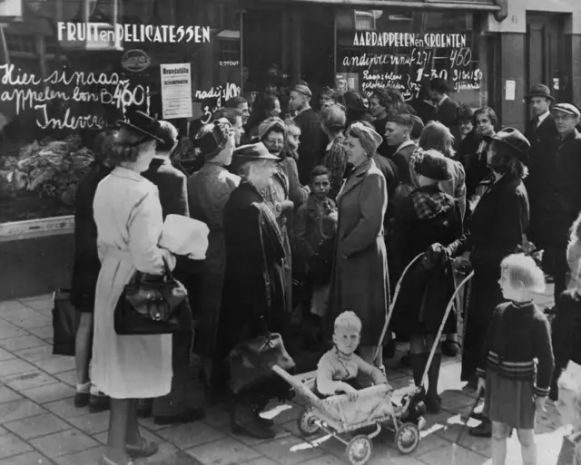 Fila para conseguir las raciones diarias en plena hambruna.