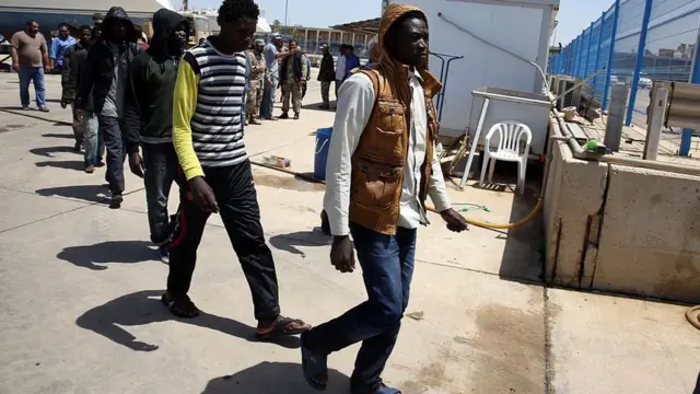 Des migrants interceptés par les garde-côtes libyennes sont débarqués dans un port de Tripoli en 2015.