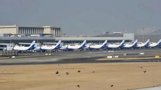 लॉकडाउइन के कारण अंतरराष्ट्रीय विमान यात्राओं पर रोक है