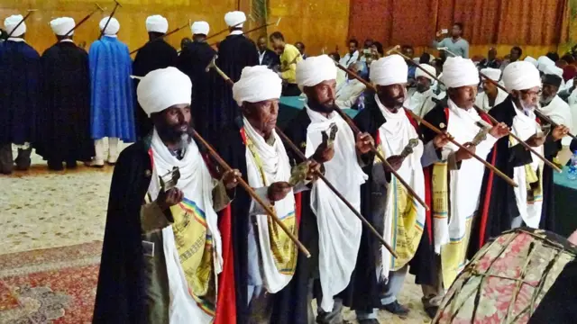 ካህናት ቤተ-ክርስትያን ኣብ ዝኽረ በዓል ቁዱስ ያሬድ ያሬዳዊ ዜማ እንትዝምሩ፡ ኣክሱም 2009 ዓ.ም