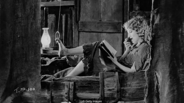 Mary Pickford di sebuah adegan dalam film Tess of the Storm Country (1922), versi bicara dari drama bisu pada 1914 yang juga dia bintangi.