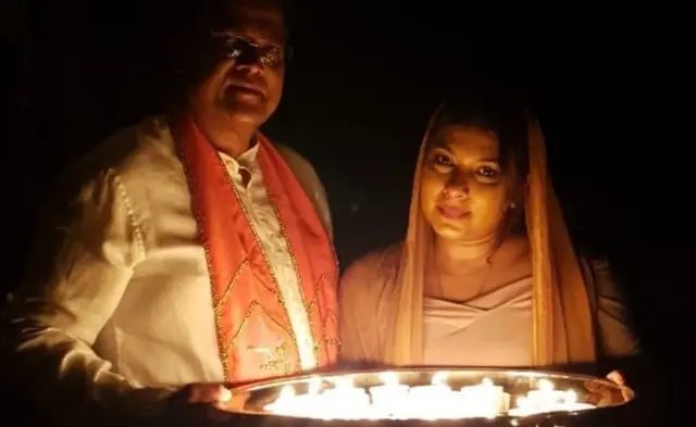 अपनी पत्नी के साथ दिए जलाते हुए चंद्रिका प्रसाद संतोख़ी