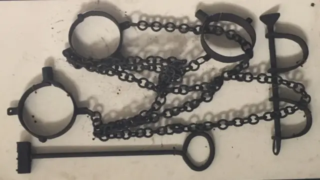 Chains wey dem use hold slaves