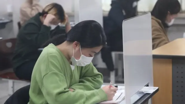 코로나19 여파로 2021학년도 수능은 2주 연기된 12월 3일에 치뤄졌다