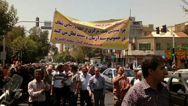 سپرده‌گذاران بارها در مقابل مجلس، بانک مرکزی و دفاتر این موسسه در شهرهای مختلف دست به اعتراض زده‌اند.