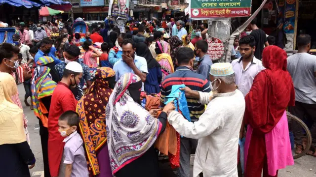 ঈদের বাজারে জনসমাগম। নিরাপদ দূরত্ব রক্ষার কোন বালাই নেই।