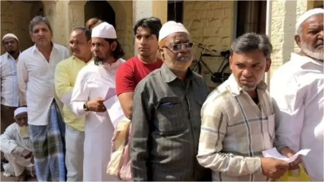 लाइन में लगते हुए लोग