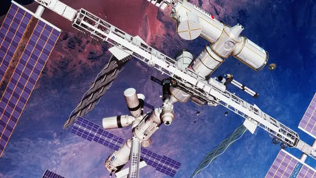 মহাকাশের একটি স্পেস স্টেশন।