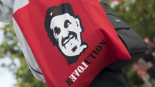 Bolsa con la un esténcil con el rostro del Papa y la palabra "revolución" impresa en inglés (con letras invertidas dentro para que se lea "love", "amor" en inglés).