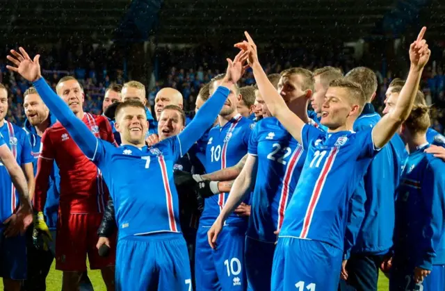 Jugadores de Islandia celebran su clasificación al Mundial