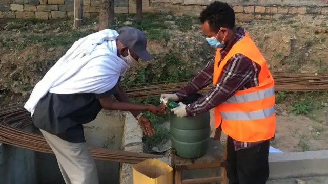 ብሰናይ ድልየቶም ዝተወደቡ መናእሰይ ኣብ ናቑጣታት መረፃ ተረኺቦም ህዝቢ ድምፂ ንምሃብ እንትመፅእ ኣእዳው ብማይን ሳሙናን የሕፅቡ ውዒሎም