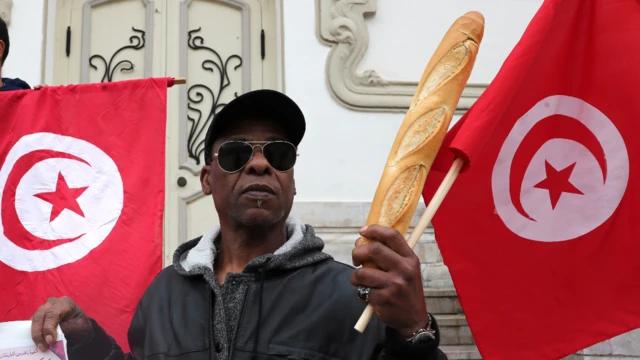 A ranar dai a Tunisia, mutane ne suka taru domin su tuna waɗanda suka rasu a rikicin da aka yi kan biredi shekara 38 da suka wuce. Jami'an tsaro sun fatattaki masu zanga-zanga waɗanda suka fito a kan tituna inda suke adawa da ƙarin farashin kayayyaki.