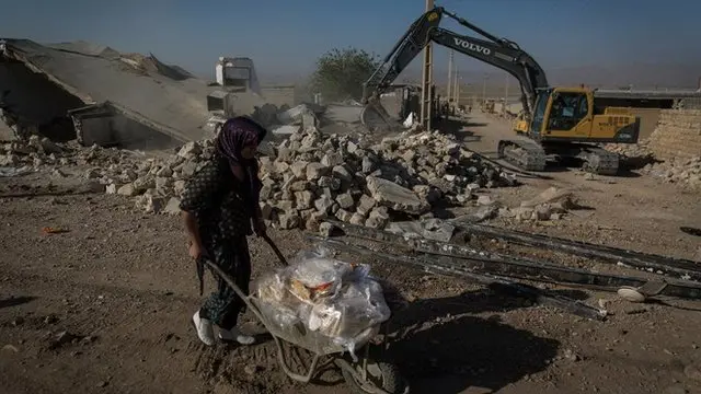 آواربرداری هنوز در مناطق زلزلهزده ادامه دارد