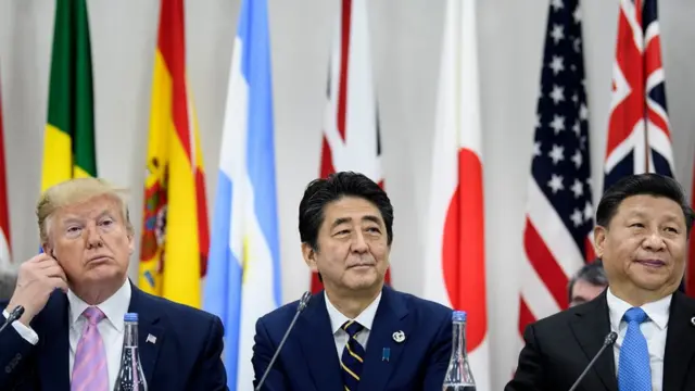 رییس جمهور آمریکا در کنار نخست وزیر ژاپن و رییس جمهور چین