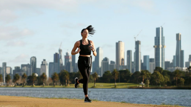 Uma jovem fazendo exercícios em Melbourne, na Austrália