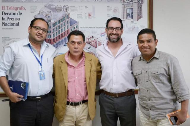 Augusto Itúrburu (à esquerda), Luis Cheme (à direita) e Elías Vinueza (ao centro) posam com o técnicopalpites copa do mundo dia 27futebol Sub-17 do Equador, Javier Rodríguez (ao ladopalpites copa do mundo dia 27Itúrburu).