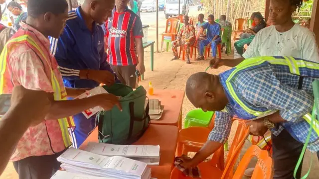 Ndị ọrụ Inec na-ahazị ebe aga-eme ntuliaka n'Anambra 8.21am