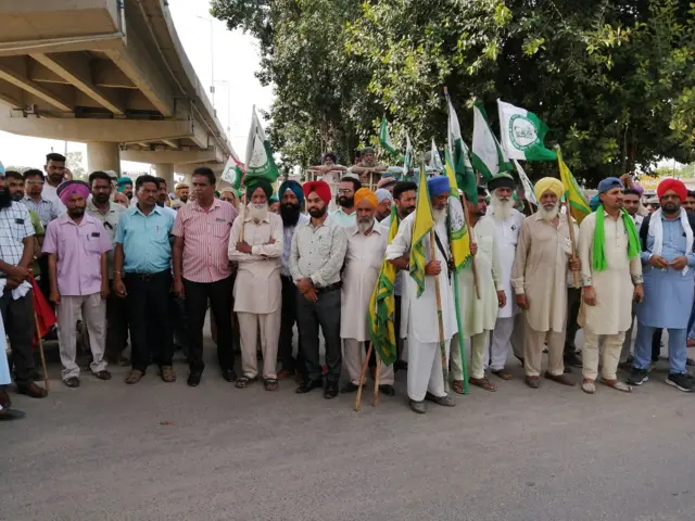 ਪ੍ਰਦਰਸ਼ਨ ਕਰਦੇ ਲੋਕ