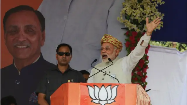 গুজরাটে বিজেপির একটানা প্রায় তেইশ বছরের শাসন অক্ষুণ্ণ রাখতে অক্লান্ত প্রচার চালিয়ে যাচ্ছেন প্রধানমন্ত্রী নরেন্দ্র মোদী