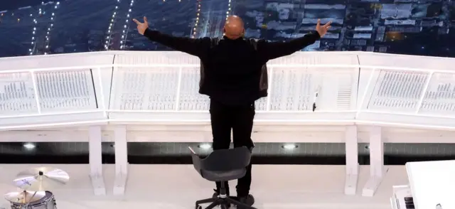 Dr Dre kuri stage ya Super Bowl yagaragaye azamuka ari imbere y'ameza manini yo kuvangiraho muzika