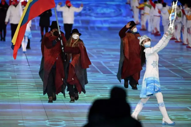 Carlos Quintana y Laura Gómez compartieron la responsabilidad de ingresar al estadio con la bandera colombiana.