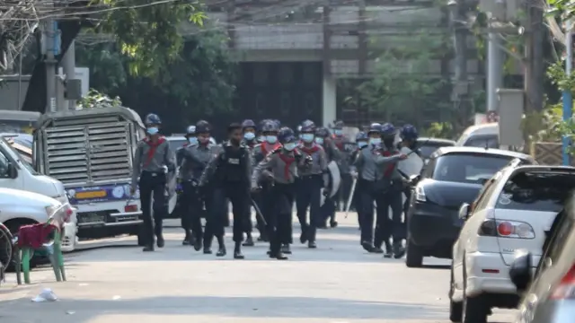 ရန်ကုန်က ဆန္ဒပြပွဲတစ်ခုကို တားဆီးဖို့ရောက်လာတဲ့ ရဲတပ်ဖွဲ့ဝင်တွေ - ၂၀၂၁ မတ်