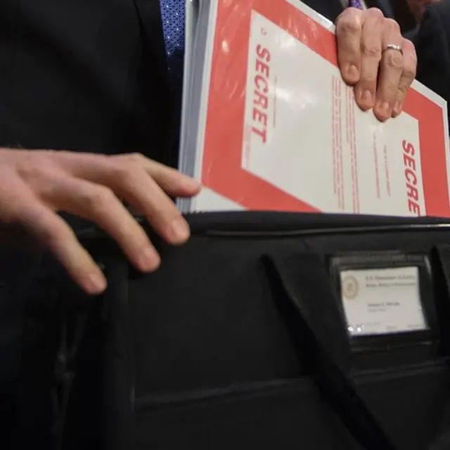 Una carpeta con documentos clasificados.