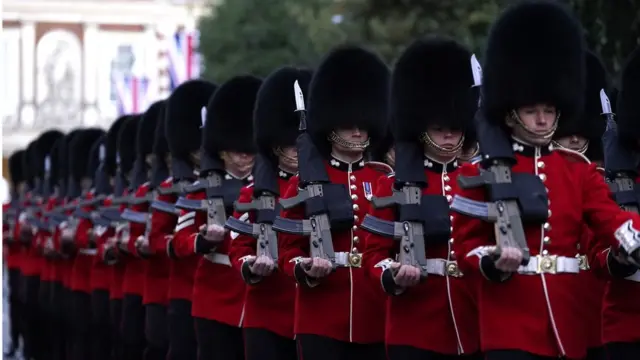 Des membres des Grenadier Guards défilent dans la High Street de Windsor après une répétition matinale pour les funérailles de la reine Elizabeth II, en prévision de son enterrement lundi.