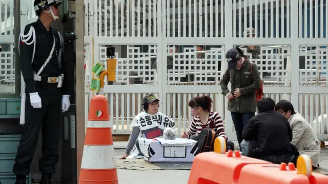 손명화 씨는 아버지의 유해를 들고 국방부 앞에서 1인 시위를 벌이기도 했다