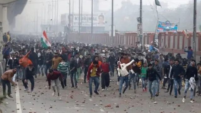 দিল্লিতে নতুন করে শুরু হয়েছে সহিংস বিক্ষোভ