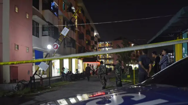 Petugas kepolisian berjaga di sekitar lokasi ledakan di Rusunawa Wonocolo, Taman Sepanjang, Sidoarjo, Jawa Timur, Minggu (13/5) malam.