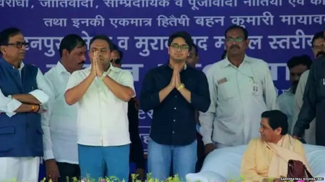 बसपा की सभाओं में अक़्सर दिखते हैं आकाश(काली कमीज़ में)