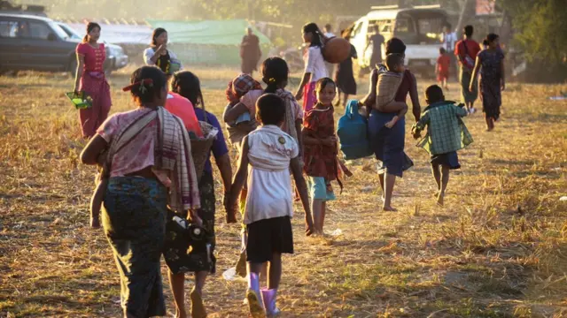 ကိုဗစ်-၁၉ အတည်ပြုလူနာတွေ ရှိနေတဲ့ ရခိုင်ပြည်နယ်မှာ စစ်ဘေးသင့်ပြည်သူ ၁ သိန်းကျော်ဟာ နေရပ်စွန့်ခွာနေရ